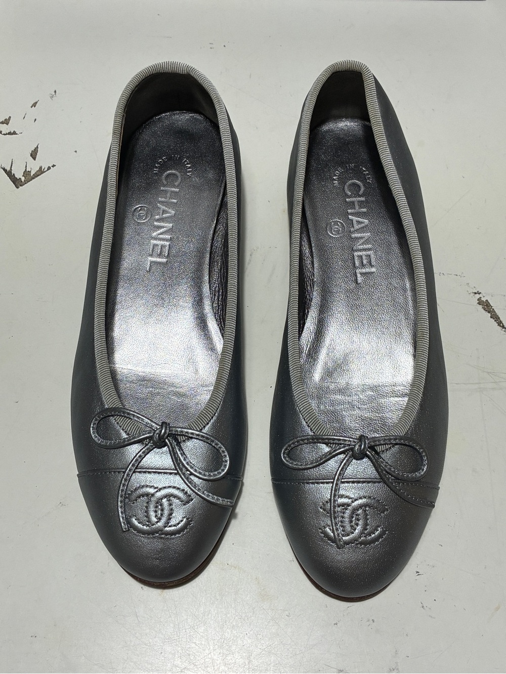 CHANEL Metallic Silver Leather CC Logo Ballet Flats